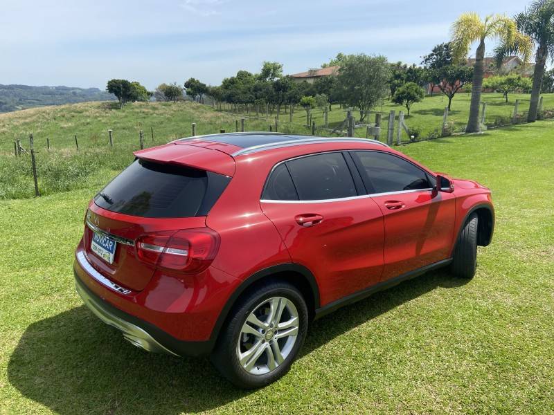 MERCEDES-BENZ - GLA 200 - 2015/2016 - Vermelha - R$ 149.000,00