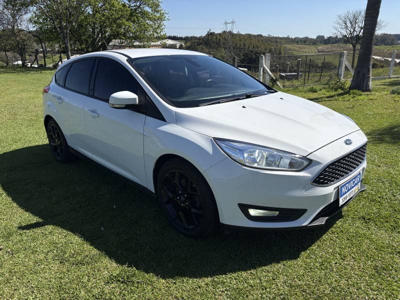 FORD - FOCUS - 2018/2019 - Branca - R$ 65.500,00