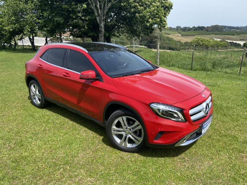 MERCEDES-BENZ - GLA 200 - 2015/2016 - Vermelha - R$ 149.000,00