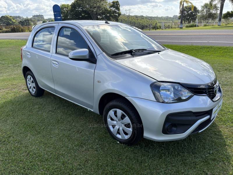 TOYOTA - ETIOS - 2019/2020 - Prata - R$ 59.900,00