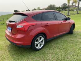 FORD - FOCUS - 2013/2014 - Vermelha - R$ 62.000,00