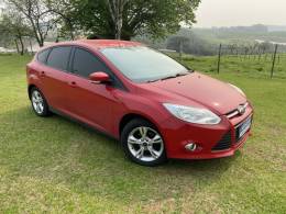 FORD - FOCUS - 2013/2014 - Vermelha - R$ 62.000,00