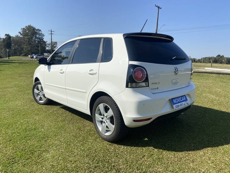 VOLKSWAGEN - POLO - 2014/2014 - Branca - R$ 46.500,00