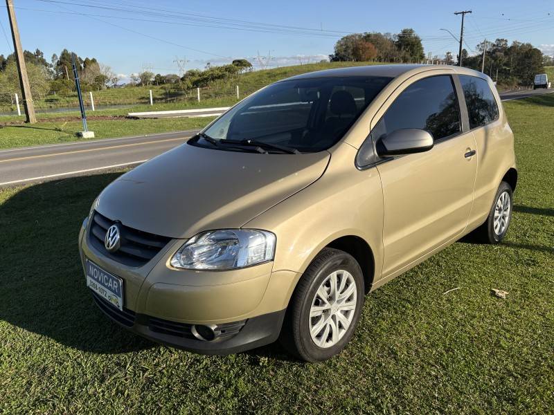 VOLKSWAGEN - FOX - 2004/2004 - Bege - R$ 24.000,00