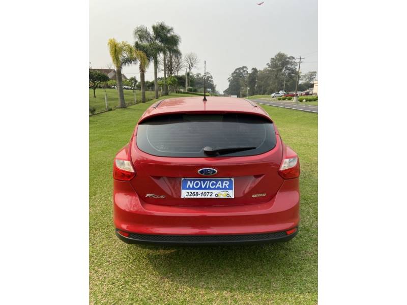 FORD - FOCUS - 2013/2014 - Vermelha - R$ 62.000,00