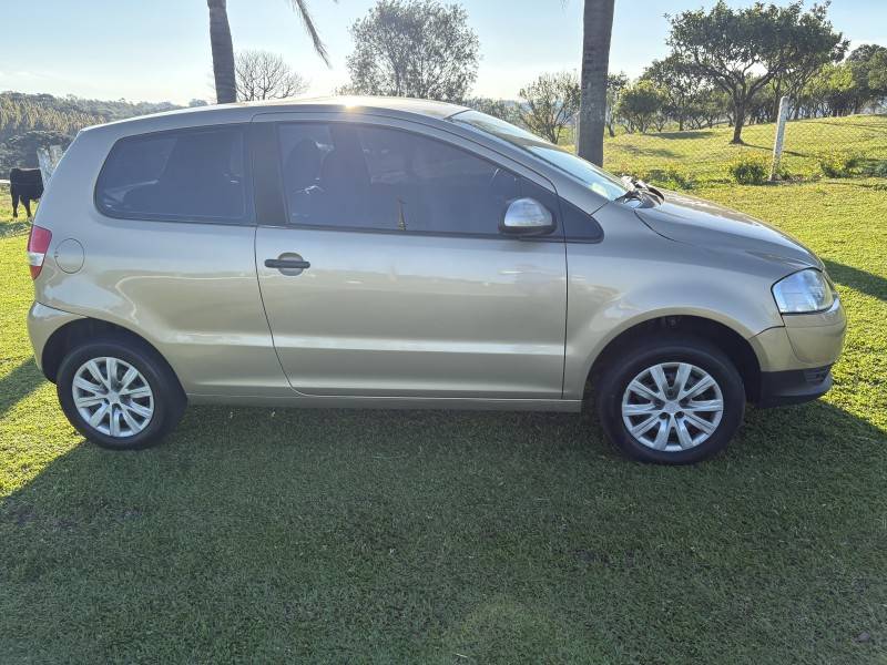 VOLKSWAGEN - FOX - 2004/2004 - Bege - R$ 24.000,00