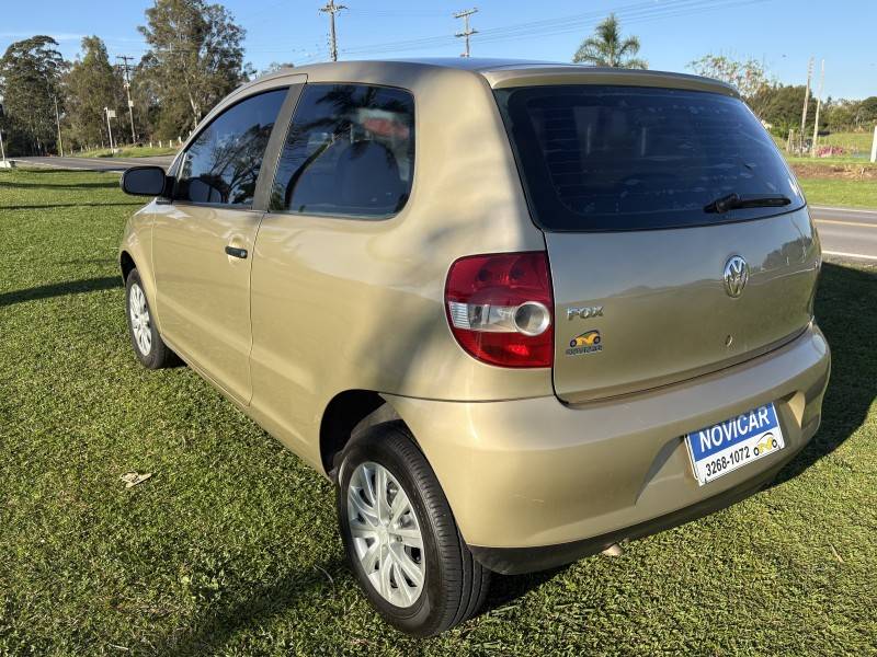 VOLKSWAGEN - FOX - 2004/2004 - Bege - R$ 24.000,00