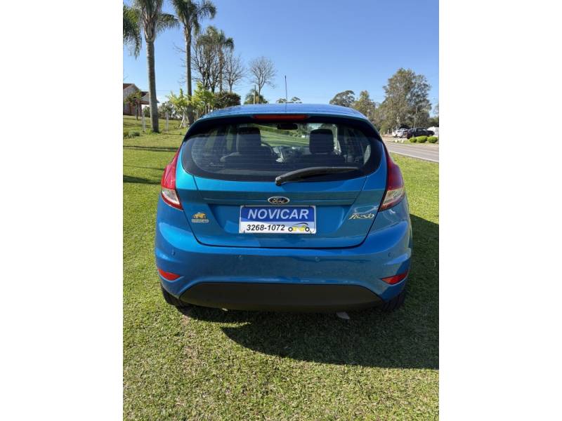 FORD - FIESTA - 2015/2016 - Azul - R$ 52.500,00