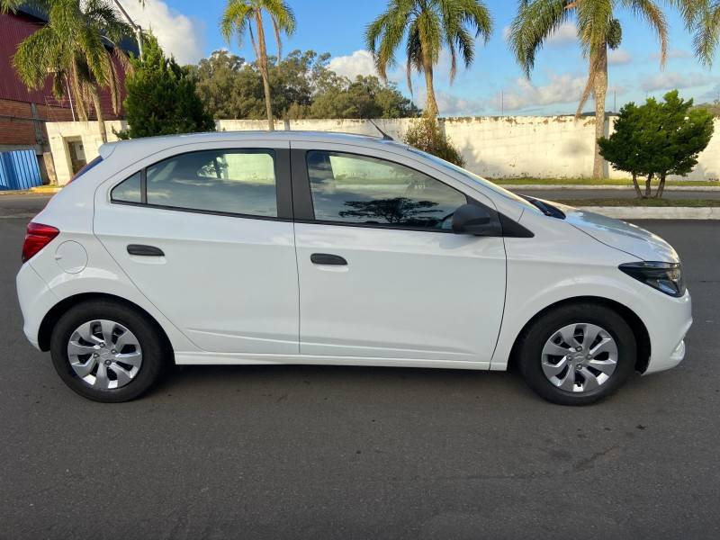 CHEVROLET - ONIX - 2019/2019 - Branca - R$ 54.000,00