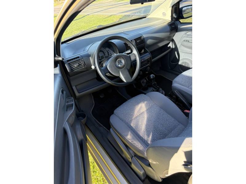 VOLKSWAGEN - FOX - 2004/2004 - Bege - R$ 24.000,00