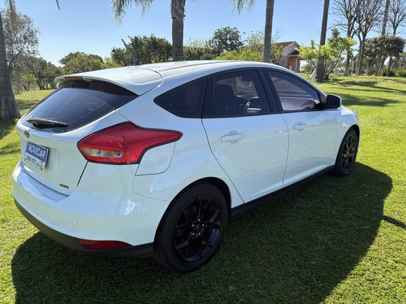FORD - FOCUS - 2018/2019 - Branca - R$ 65.500,00