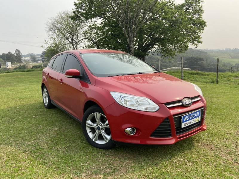 FORD - FOCUS - 2013/2014 - Vermelha - R$ 62.000,00