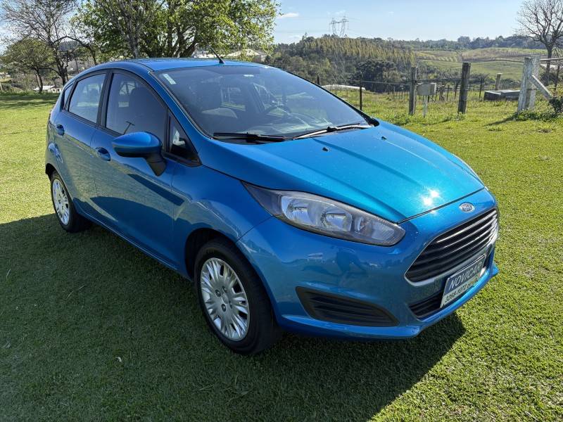 FORD - FIESTA - 2015/2016 - Azul - R$ 52.500,00