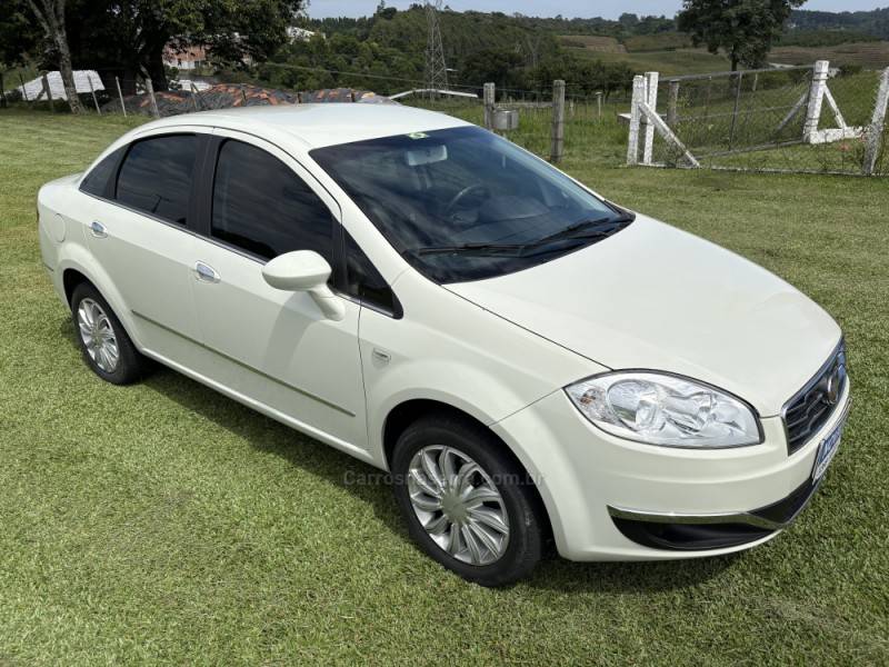 FIAT - LINEA - 2015/2016 - Branca - R$ 41.000,00