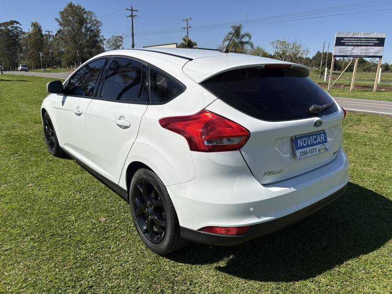 FORD - FOCUS - 2018/2019 - Branca - R$ 65.500,00
