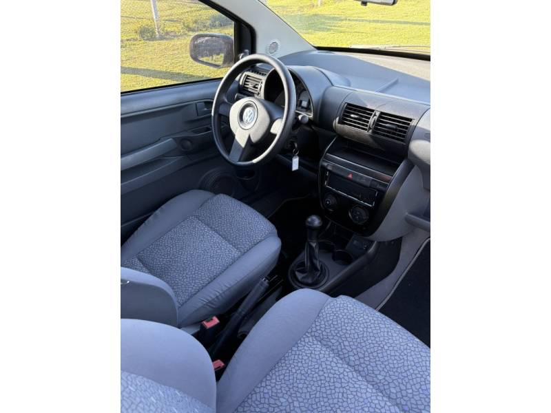 VOLKSWAGEN - FOX - 2004/2004 - Bege - R$ 24.000,00
