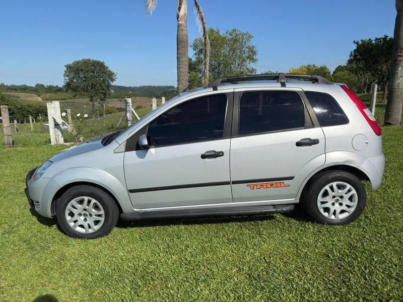 FORD - FIESTA - 2006/2007 - Prata - R$ 25.000,00