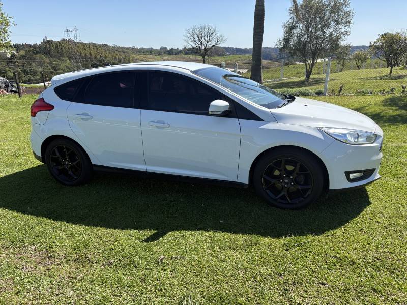 FORD - FOCUS - 2018/2019 - Branca - R$ 65.500,00