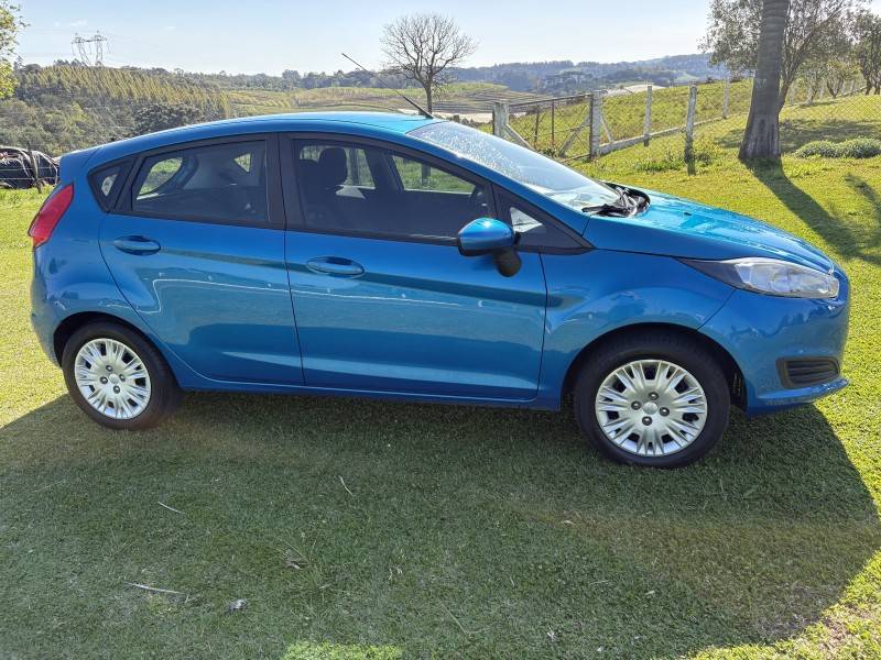 FORD - FIESTA - 2015/2016 - Azul - R$ 52.500,00