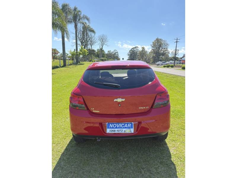 CHEVROLET - ONIX - 2015/2015 - Vermelha - R$ 49.500,00