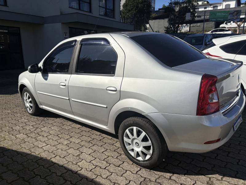 RENAULT - LOGAN - 2013/2013 - Prata - R$ 33.000,00