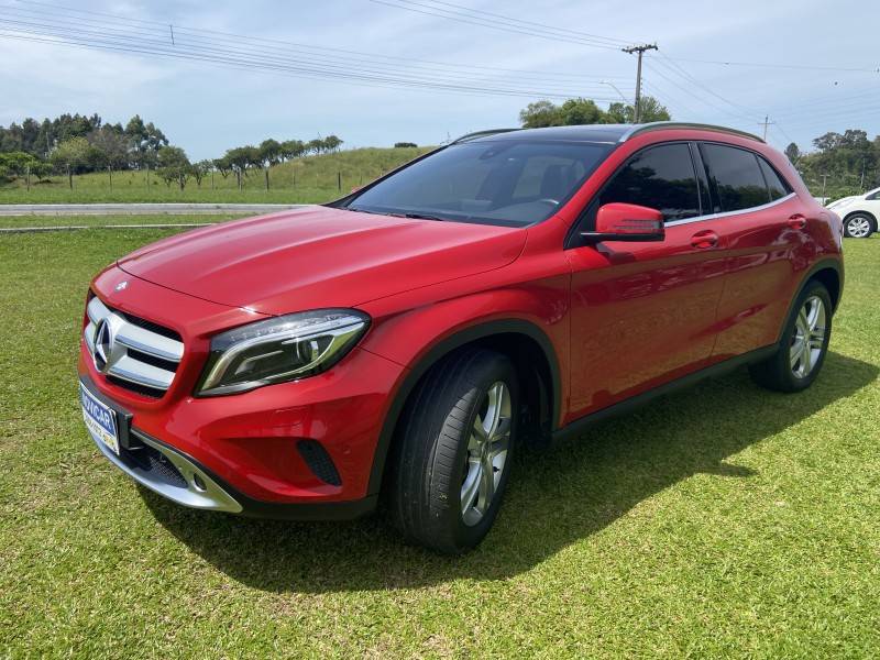 MERCEDES-BENZ - GLA 200 - 2015/2016 - Vermelha - R$ 149.000,00