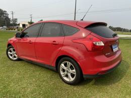 FORD - FOCUS - 2013/2014 - Vermelha - R$ 62.000,00