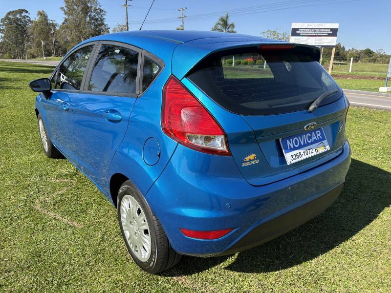 FORD - FIESTA - 2015/2016 - Azul - R$ 52.500,00