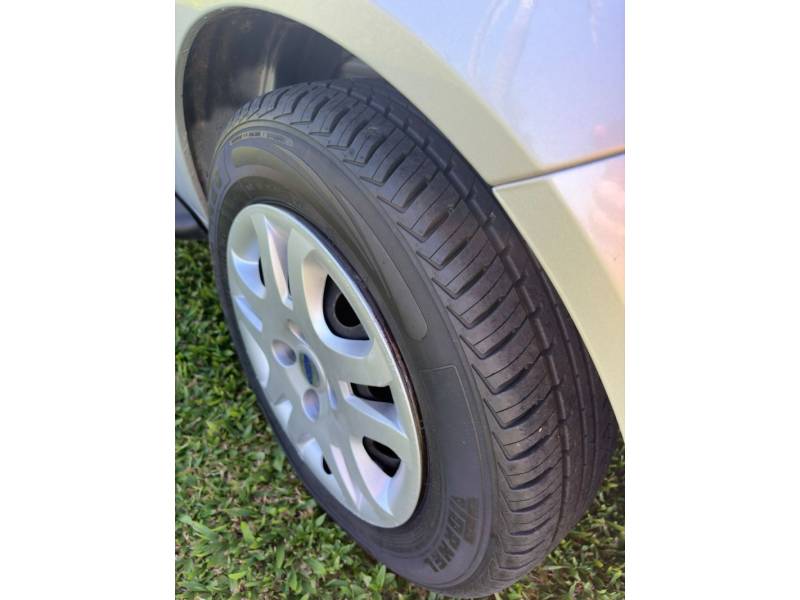 FORD - FIESTA - 2006/2007 - Prata - R$ 25.000,00