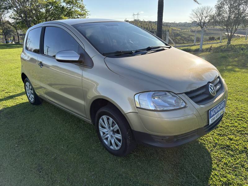 VOLKSWAGEN - FOX - 2004/2004 - Bege - R$ 24.000,00