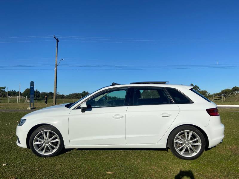 AUDI - A3 - 2013/2014 - Branca - R$ 89.000,00