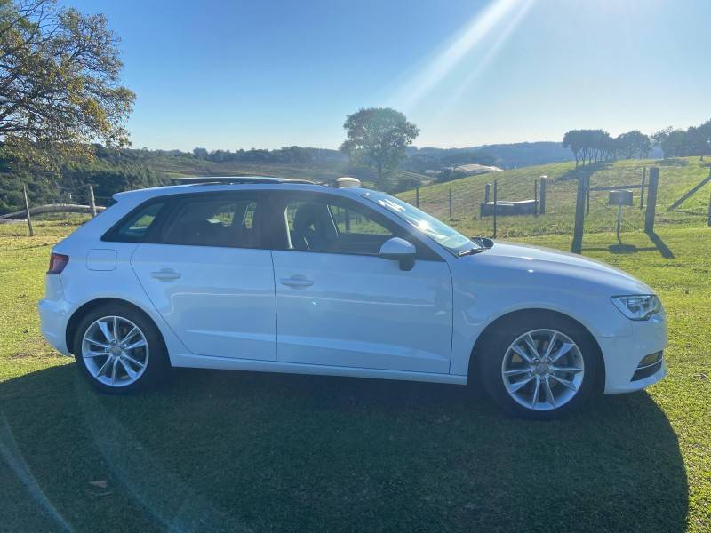 AUDI - A3 - 2013/2014 - Branca - R$ 89.000,00