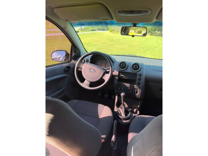 FORD - FIESTA - 2006/2007 - Prata - R$ 25.000,00
