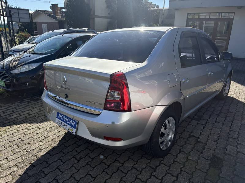 RENAULT - LOGAN - 2013/2013 - Prata - R$ 33.000,00