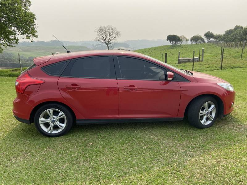 FORD - FOCUS - 2013/2014 - Vermelha - R$ 62.000,00