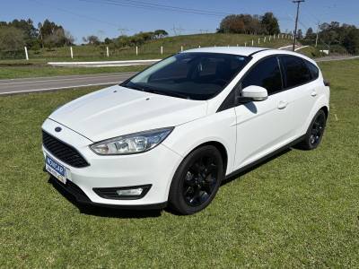 FORD - FOCUS - 2018/2019 - Branca - R$ 64.000,00