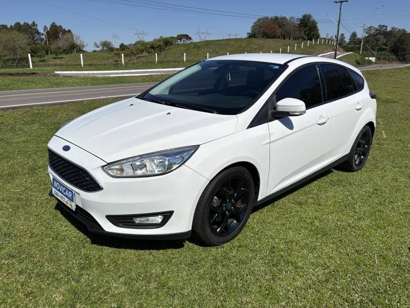 FORD - FOCUS - 2018/2019 - Branca - R$ 65.500,00