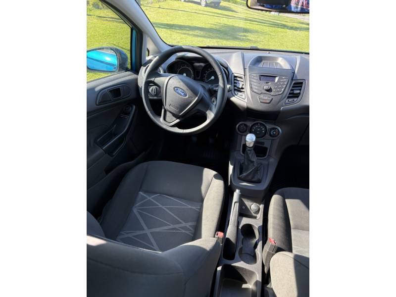FORD - FIESTA - 2015/2016 - Azul - R$ 52.500,00