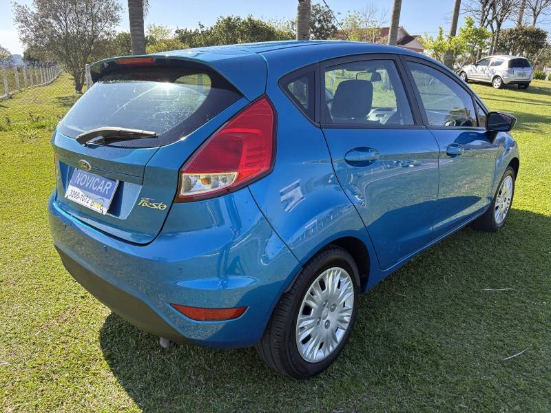 FORD - FIESTA - 2015/2016 - Azul - R$ 52.500,00