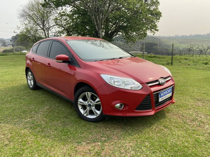 FORD - FOCUS - 2013/2014 - Vermelha - R$ 62.000,00