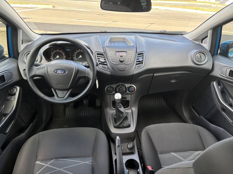 FORD - FIESTA - 2015/2016 - Azul - R$ 52.500,00