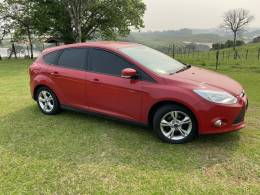 FORD - FOCUS - 2013/2014 - Vermelha - R$ 62.000,00