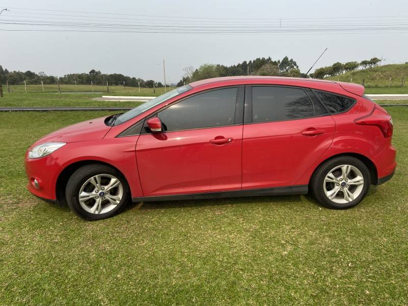 FORD - FOCUS - 2013/2014 - Vermelha - R$ 62.000,00