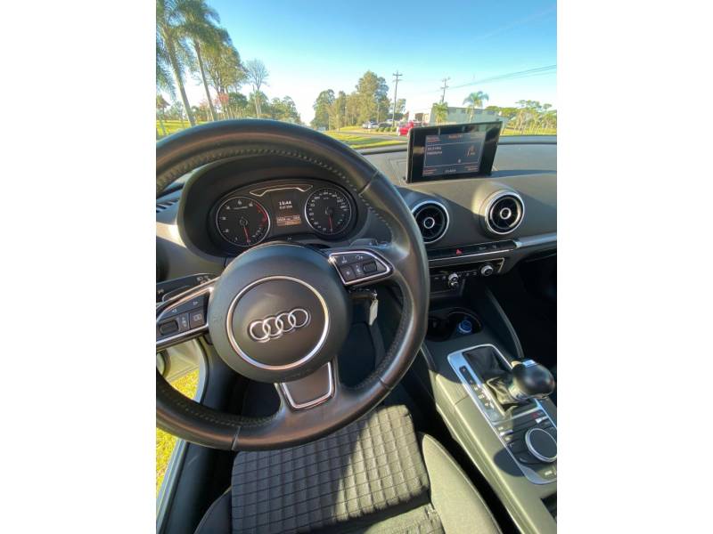 AUDI - A3 - 2013/2014 - Branca - R$ 91.000,00