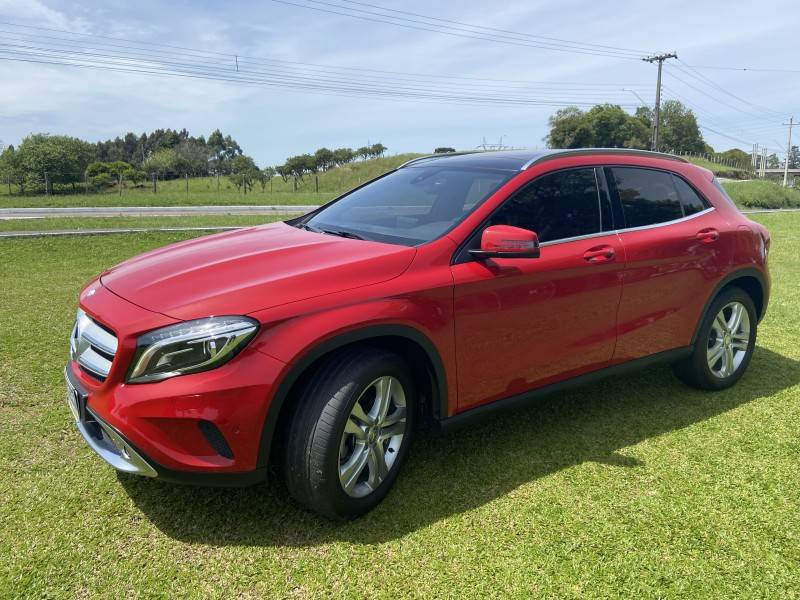 MERCEDES-BENZ - GLA 200 - 2015/2016 - Vermelha - R$ 149.000,00