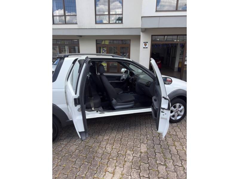 FIAT - STRADA - 2017/2018 - Branca - R$ 73.900,00