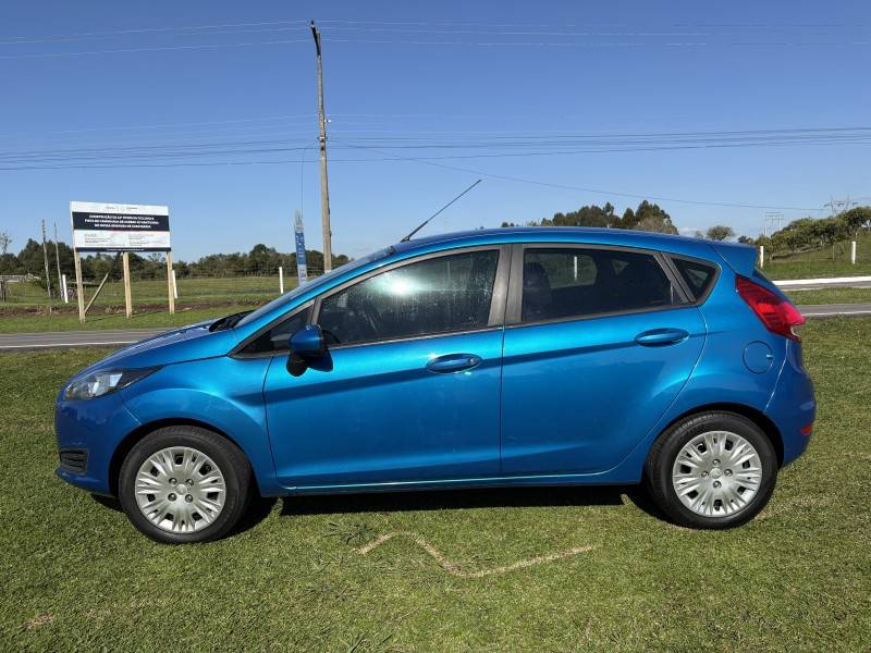 FORD - FIESTA - 2015/2016 - Azul - R$ 52.500,00