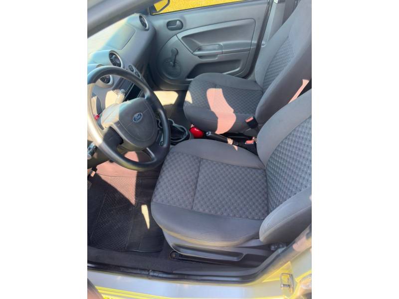 FORD - FIESTA - 2006/2007 - Prata - R$ 25.000,00