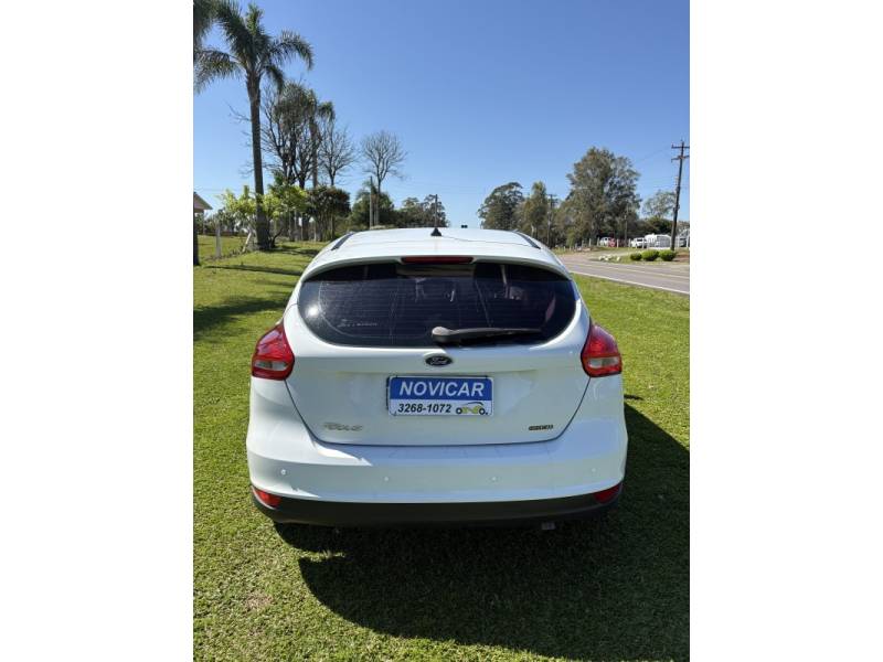 FORD - FOCUS - 2018/2019 - Branca - R$ 65.500,00
