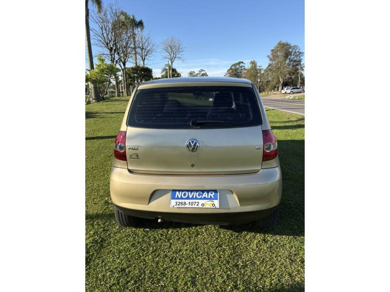 VOLKSWAGEN - FOX - 2004/2004 - Bege - R$ 24.000,00
